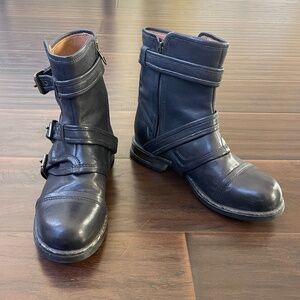 UGG Italy Collection Elisabeta Black Leather Buckle Side Moto Boots Sz 7 Rare!